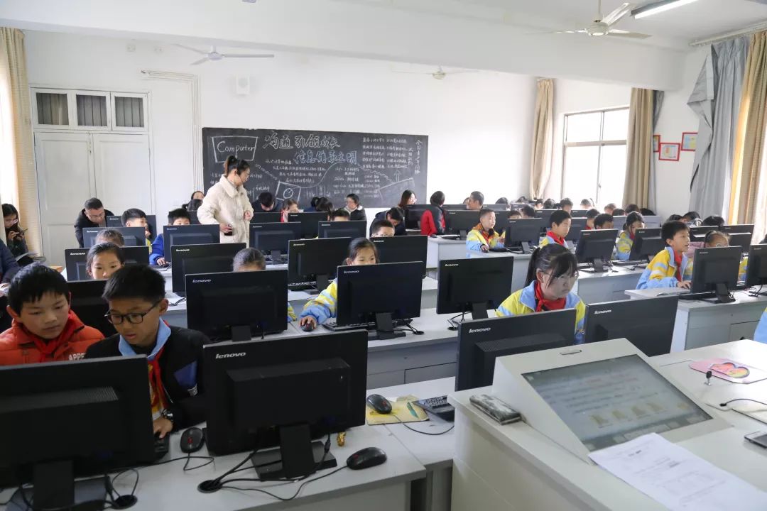 創新教學共研究 信息技術融課堂——縣信息教研活動在花橋中小舉行